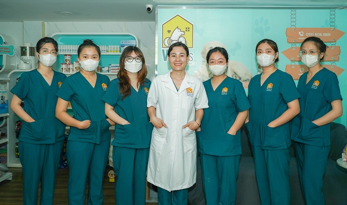 Bác sĩ và nhân viên bệnh viện thú y Vpet's